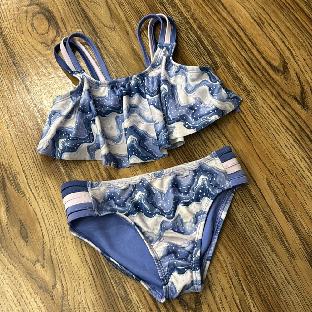 LIKE NEW!  Girls Under Armour swimsuit - size 6